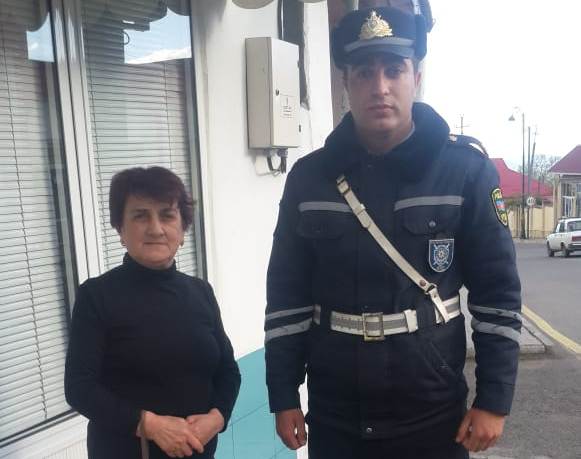 Yaşlı qadın 3 min manatı itirdi, bir gün sonra yol polisləri tapıb gətirdi Yaşlı qadın 3 min manatı itirdi, bir gün sonra yol polisləri tapıb gətirdi